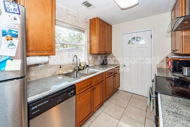 Building Photo - 1233 Hawthorne Cir