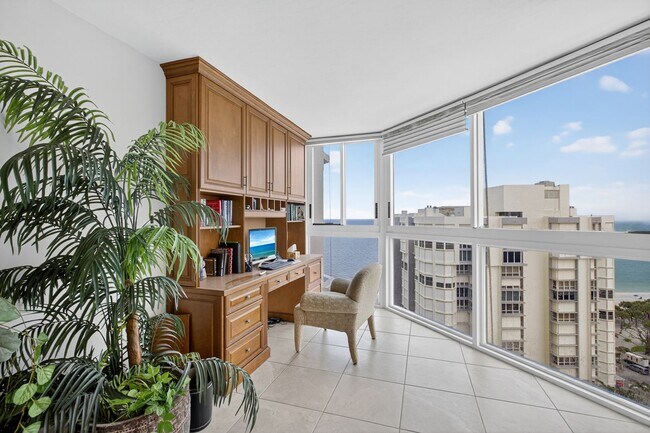 Building Photo - Rare 18th-Floor 3 bed, 3 bath Beachfront C...