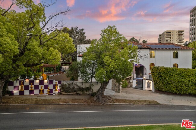Building Photo - 2240 Hillhurst Ave