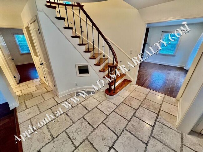 Building Photo - Beautiful 4 Bed 3.5 Bath Home in Fairway-Available NOW!!