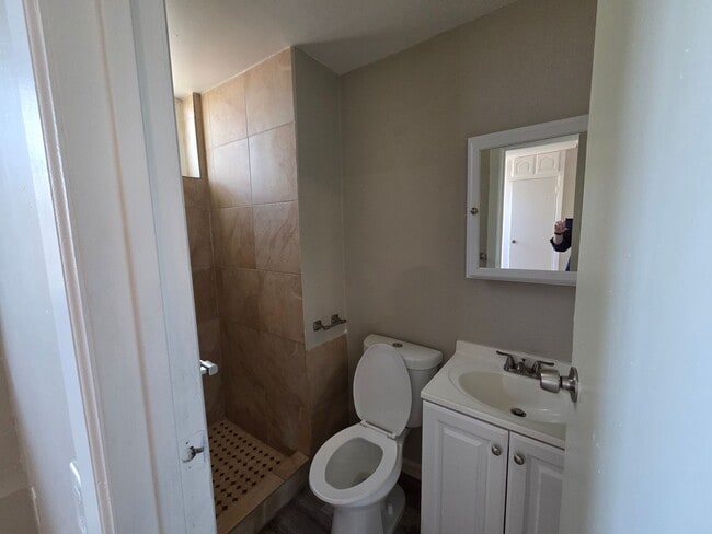 Building Photo - Phoenix 3 Bed/3 Bath in Coronado!