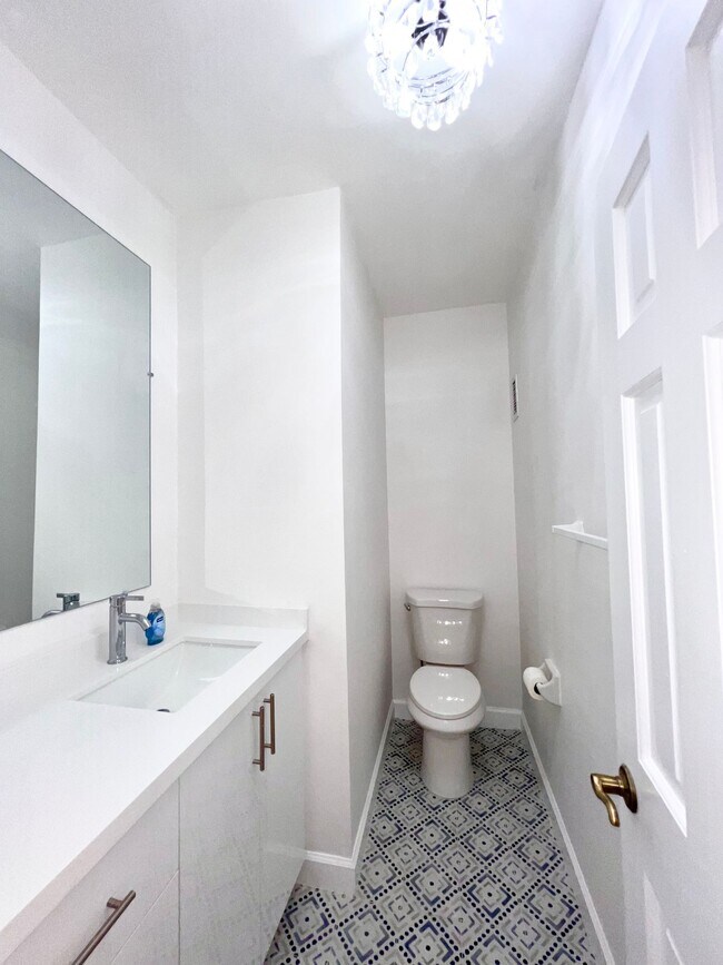 Building Photo - Large 1 Bedroom 1.5 Bath Condo - Steps from Fort Lauderdale Beach!