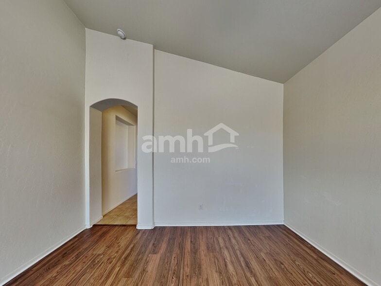 Building Photo - 14838 W Columbine Dr