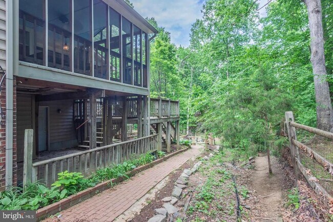 Building Photo - 607 Lancaster St