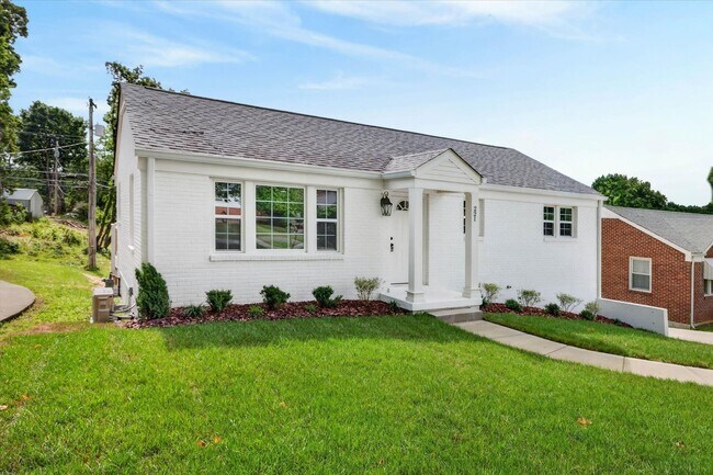 Building Photo - Beautiful Renovated 4 Bedroom Home For Rent With a Large Bonus Room!