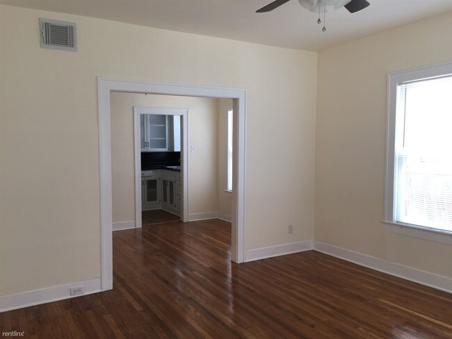 Building Photo - 2 br, 1 bath 4plex - 518 E Locust St Apt 1