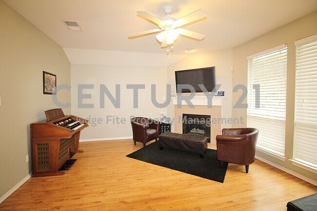 Building Photo - Beautiful 3/2/2 in Euless For Rent!