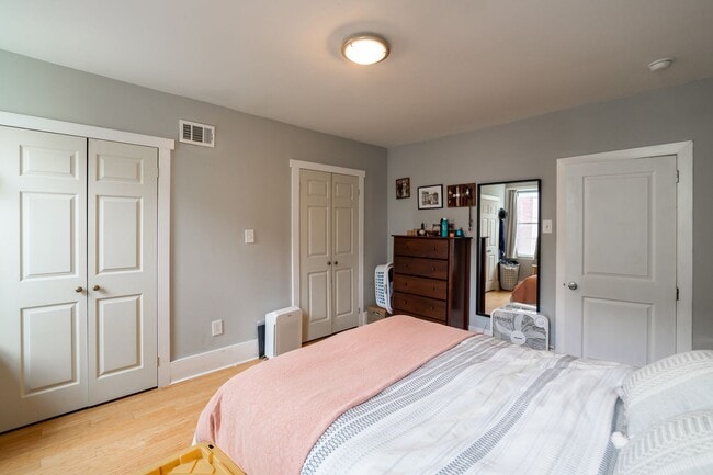 Building Photo - Two Bed East Kensington Townhouse