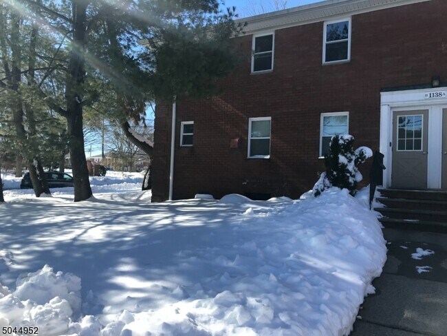Building Photo - 1138 Valley Rd