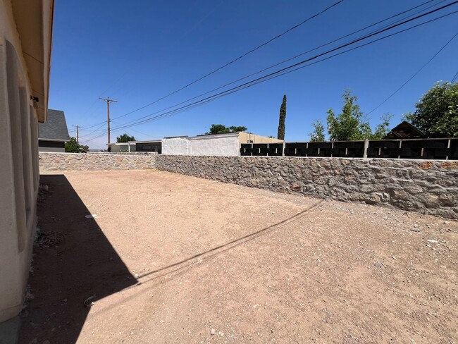 Building Photo - Stunning 3 bedroom, 3 bathroom home locate...