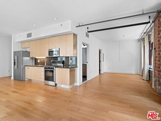 Building Photo - 460 S Spring St