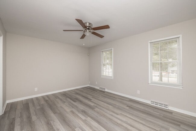 Building Photo - Beautifully Renovated 4-Bedroom Home in Ch...