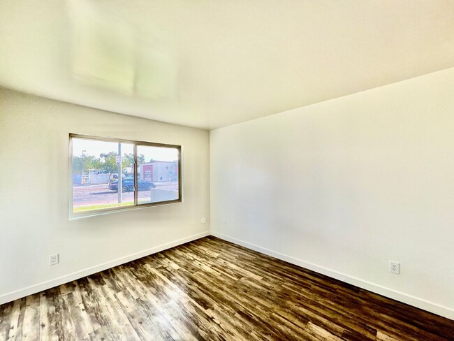 Building Photo - Stunning 2B/2BA condo w/ Washer/Dryer in C...