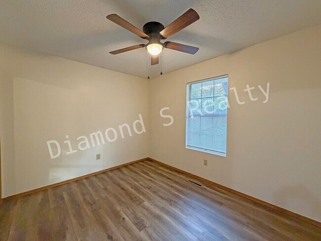 Building Photo - 3 Bed / 1.5 Bath Home - Great South Spring...