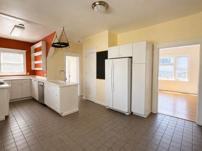 Building Photo - Spacious 5 Bedroom Home in N Portland with Hardwood Floors, Huge Basement & Fenced Yard!