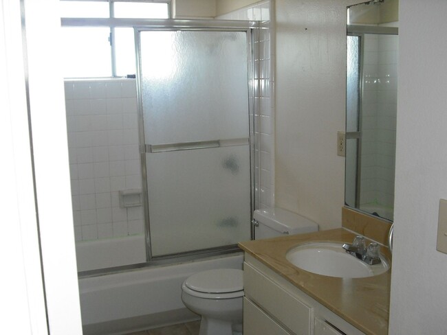 Building Photo - Spacious 2 bedroom Penthouse with new wood...