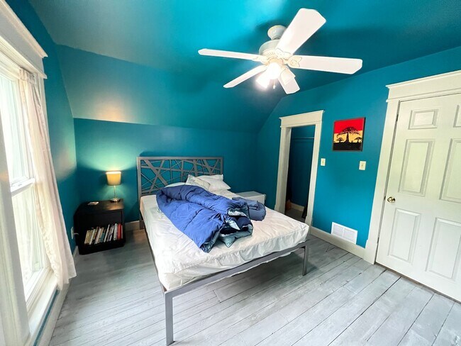 Building Photo - Lovely Furnished Home Available September ...