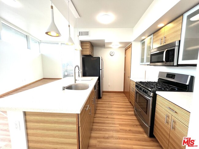 Building Photo - 503 N San Vicente Blvd