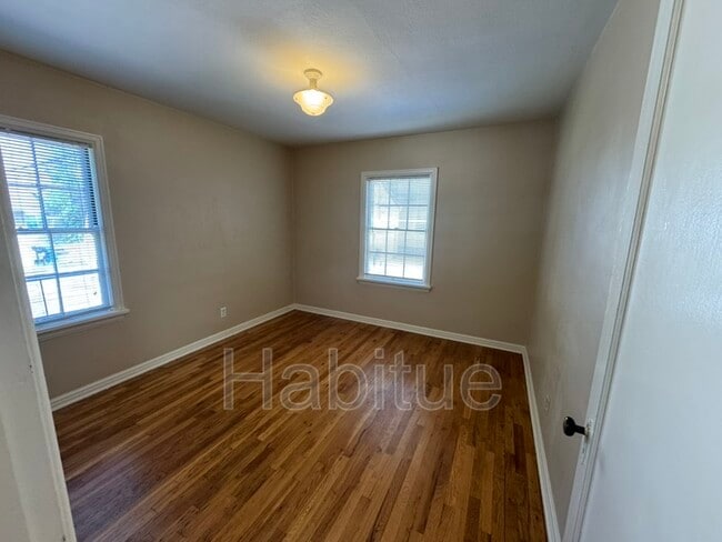 Building Photo - 1302 W Hays St