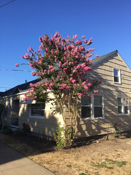 Primary Photo - 1006 E 2nd St