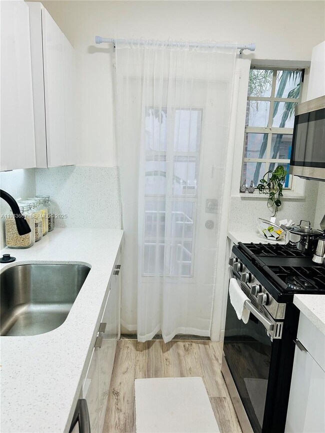 Building Photo - 717 Española Wy