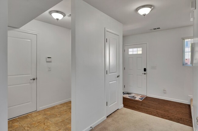 Building Photo - 2576 Jordan Ridge Dr