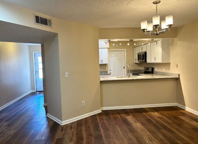 Building Photo - Just 2.5 miles from Eglin AFB!