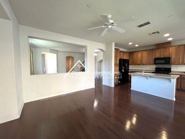 Building Photo - Beautiful Folsom 3bd/2.5ba Townhouse with ...