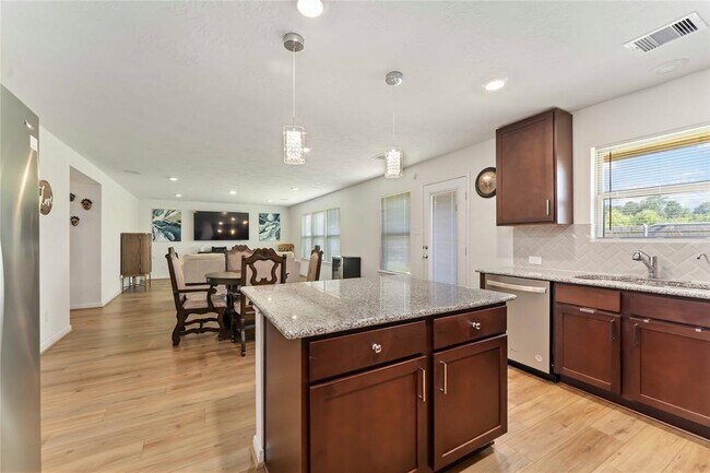 Building Photo - 12803 Pear Orchard Dr