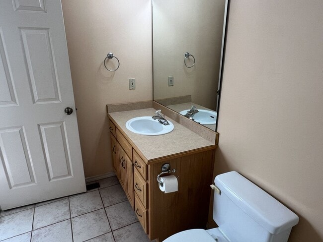 Building Photo - 4 Bedroom Home in SE Springfield!