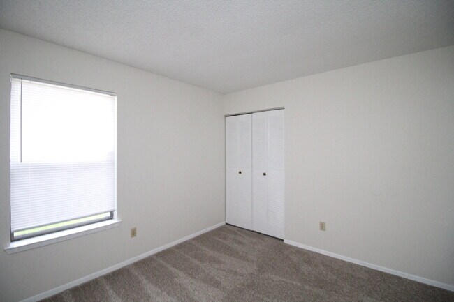 Building Photo - Freshly Updated 2BR Unit Near Old Palafox Hwy with New Wood-Look Flooring, Vaulted Ceilings & Uti...