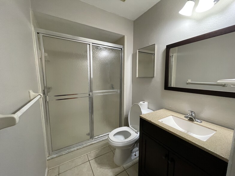 Master bathroom - 733 Carpenters Way
