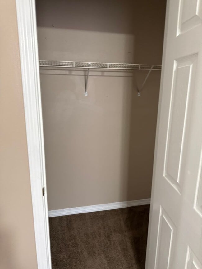 Building Photo - Warm and inviting single-story home, perfect for comfortable living.