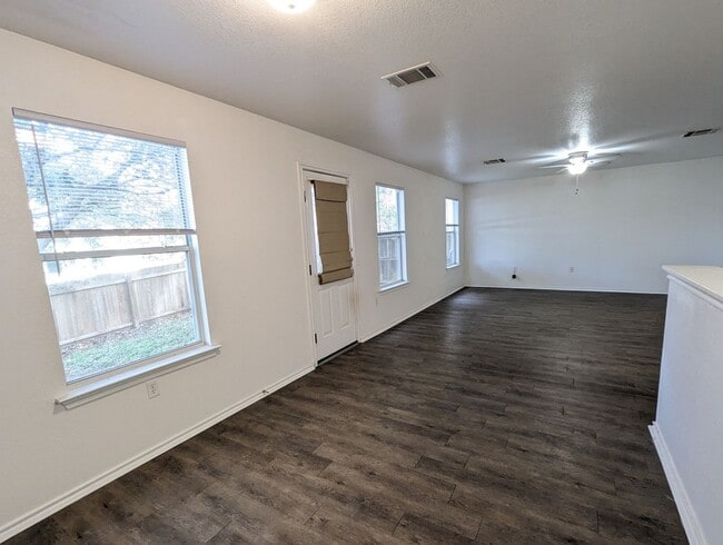 Building Photo - 3 Bed / 2 Bath Home with Private Backyard