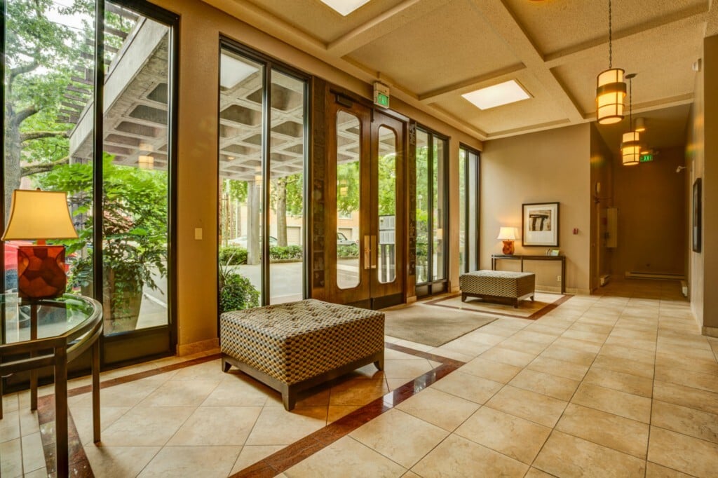 Lobby - 601 Belmont Ave E