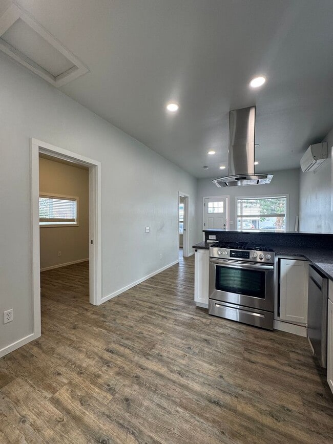 Building Photo - Beautifully Remodeled House
