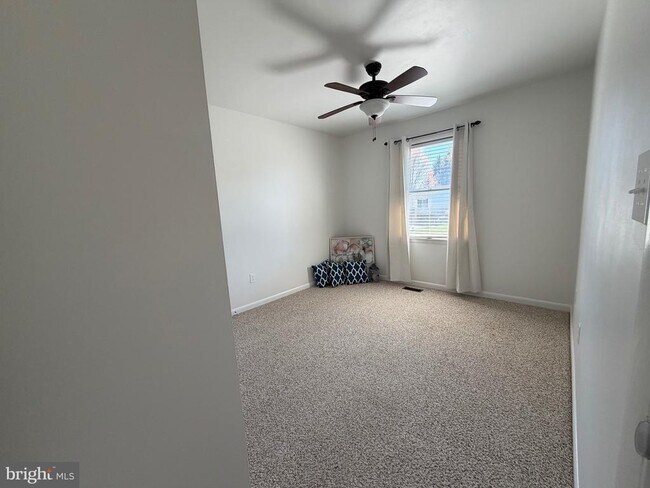 Building Photo - 18 Jameson Ln