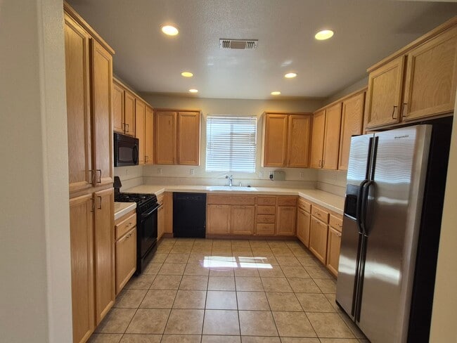 Building Photo - Adorable 3 bedroom 2.5 bath home with loft