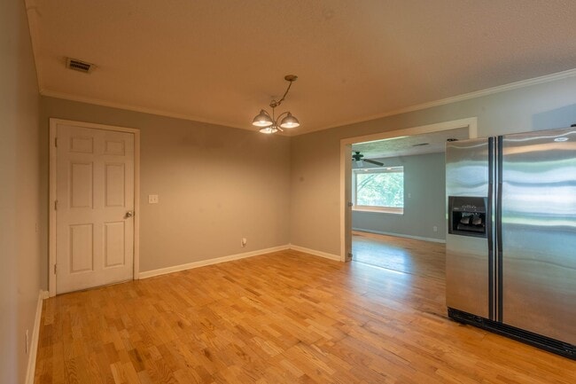 Building Photo - 4 bed and 2 bath house in Johnson City