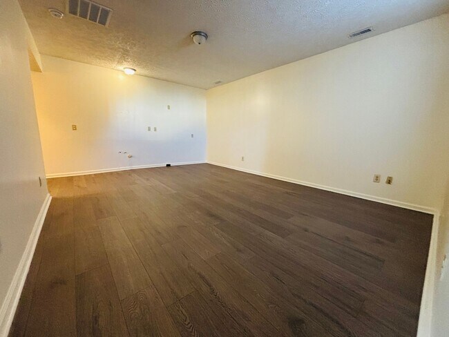 Building Photo - 310 Wakeman Ct NE