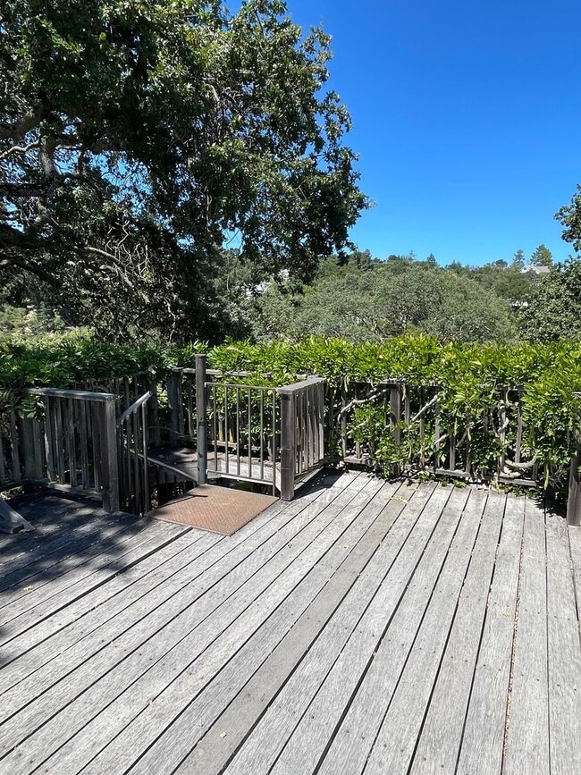 Building Photo - Spacious hilltop home, cul de sac location, fabulous views, Excellent Palo Alto Schools!