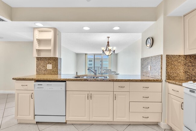 Building Photo - 1150 Hillsboro Mile