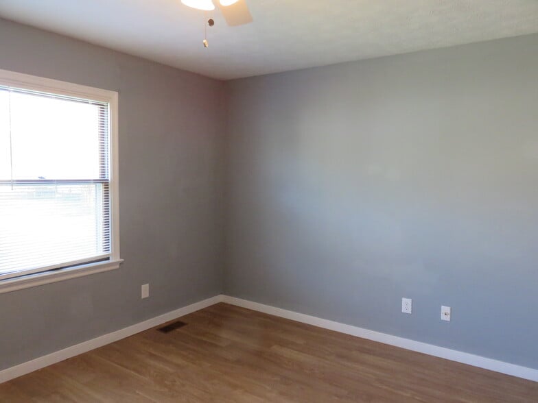 Building Photo - 7 S Daisy Ave