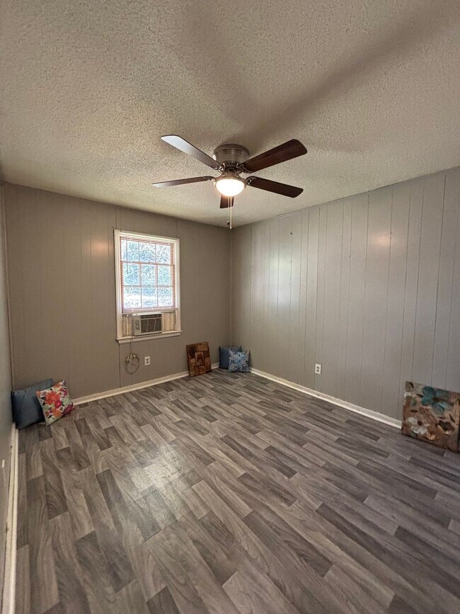 Building Photo - 390 N King St