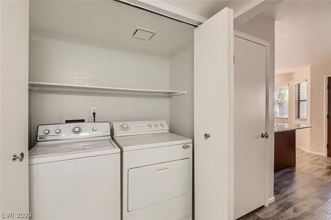 Building Photo - 1109 N Buffalo Dr