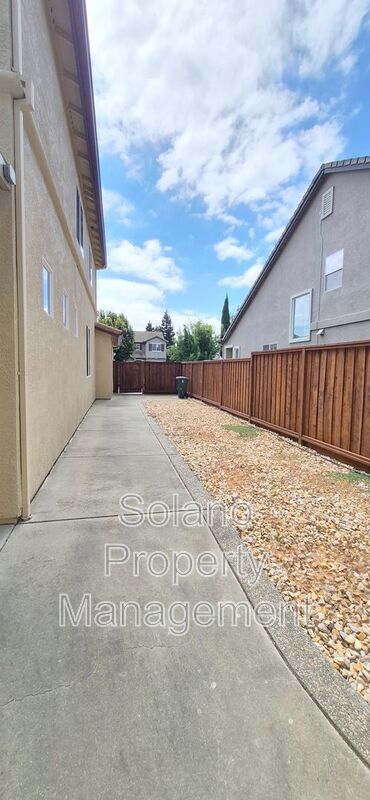 Building Photo - 2080 Mariposa Dr