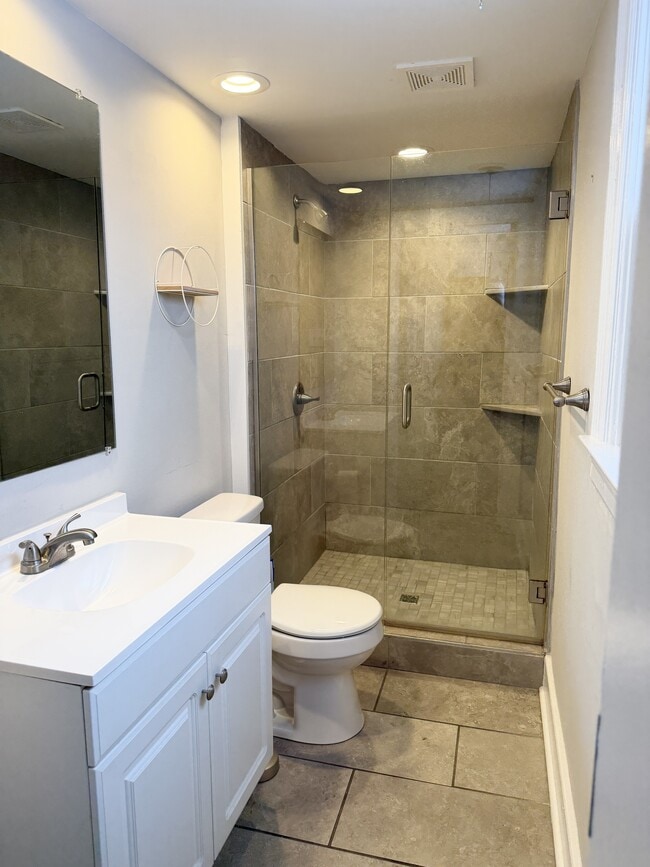 Building Photo - 329 W Broadway St