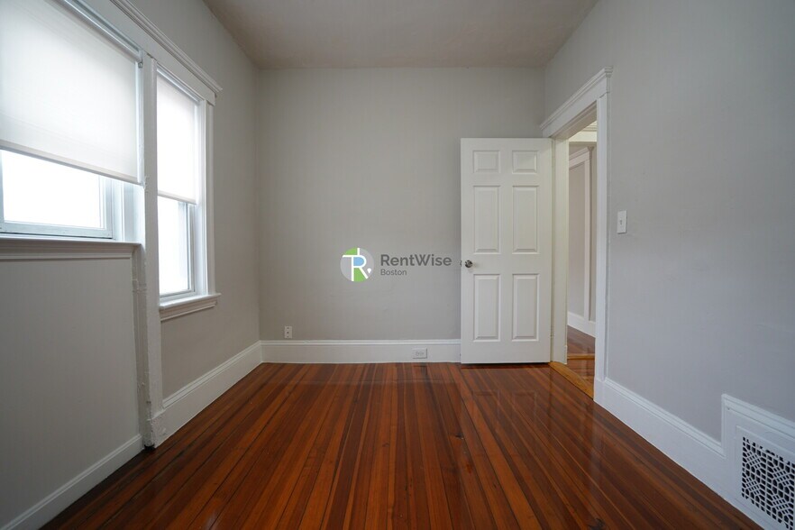 Building Photo - 19 Roseclair St