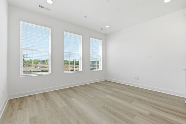 Building Photo - 320 Lynwood Station Blvd