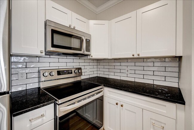 Building Photo - Evansville, IN**** Crown Moulding**** 2 Be...